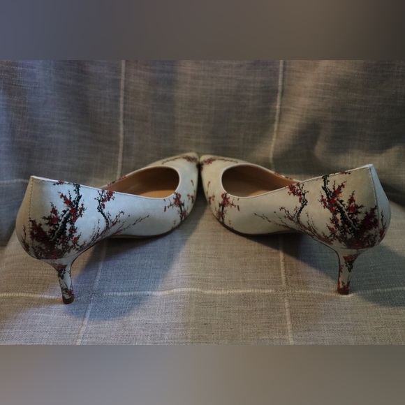 Reindee Lusion cream/off-white and red floral/branch design, size 9.5 heels - Picture 2 of 8